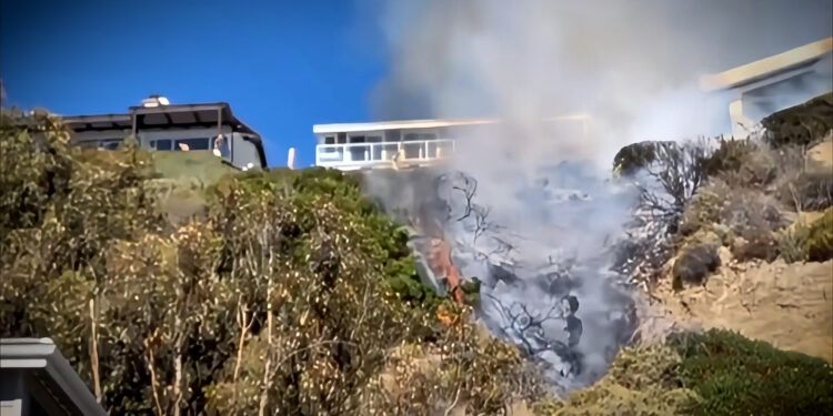 Incendio amenaza viviendas a lo largo de la Pacific Coast Highway, equipos de emergencia responden