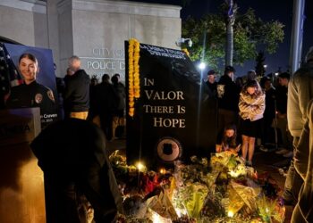 Realizan vigilia en honor a la oficial Lauren Kevin en San Diego
