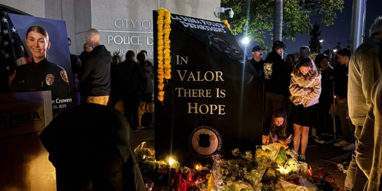 Realizan vigilia en honor a la oficial Lauren Kevin en San Diego