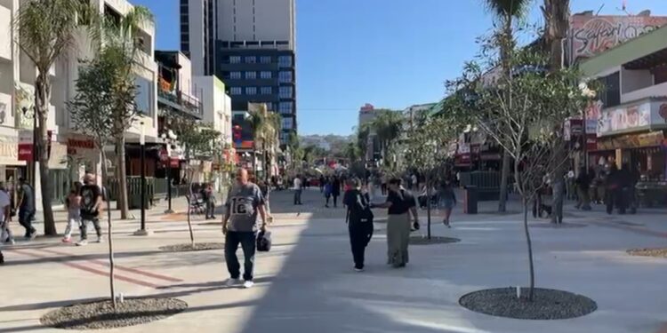Familias disfrutan la renovada Avenida Revolución en Tijuana