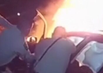 Oficiales de California rescataron a conductor atrapado dentro de un vehículo en llamas