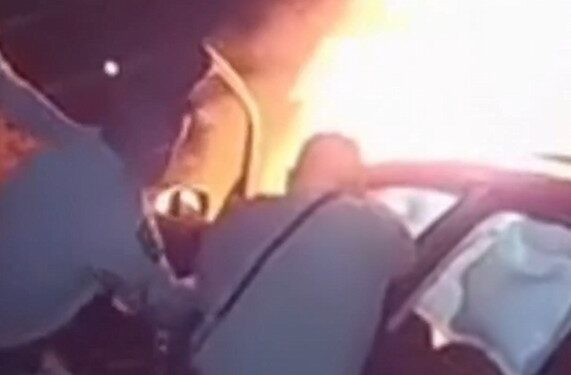 Oficiales de California rescataron a conductor atrapado dentro de un vehículo en llamas