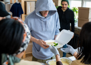 Miles de personas perderán beneficios por nuevas reglas para el programa de alimentos