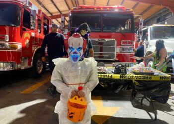 Tijuanenses disfrutan Halloween en la Avenida Revolución