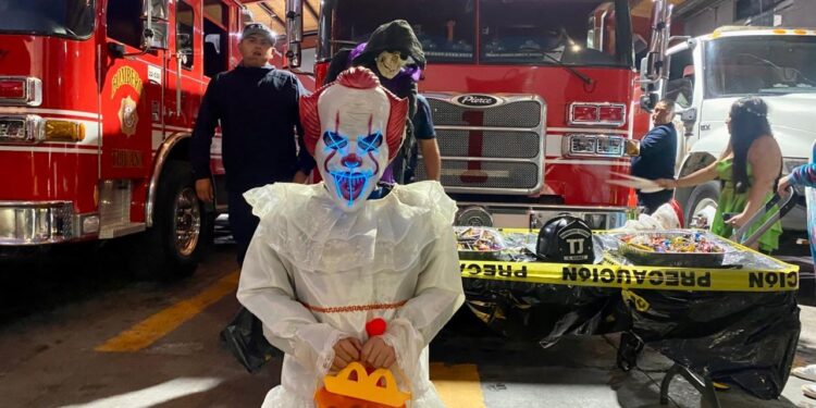 Tijuanenses disfrutan Halloween en la Avenida Revolución