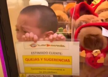 Niño de 3 años quedó atrapado en máquina de peluches en supermercado de Guadalajara