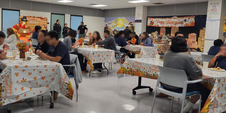 Jóvenes en detención celebraron con cenas de Acción de Gracias con sus familias