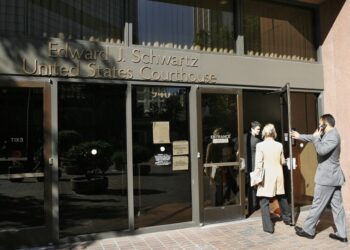 Realizarán vigilia de oración por inmigrantes detenidos en edificio de la corte federal en San Diego