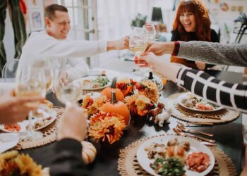 Tradición del “Friendsgiving” gana terreno entre jóvenes en Estados Unidos