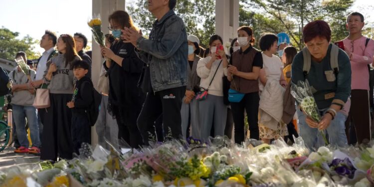 Hong Kong inicia duelo por víctimas del incendio en Tai Po