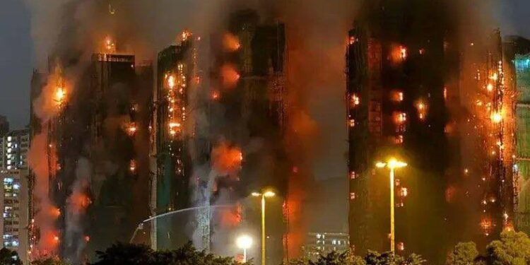 Incendio masivo arrasó complejo de edificios en Hong Kong