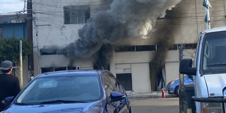Se incendian departamentos en el Centro de Tijuana, hay una persona lesionada
