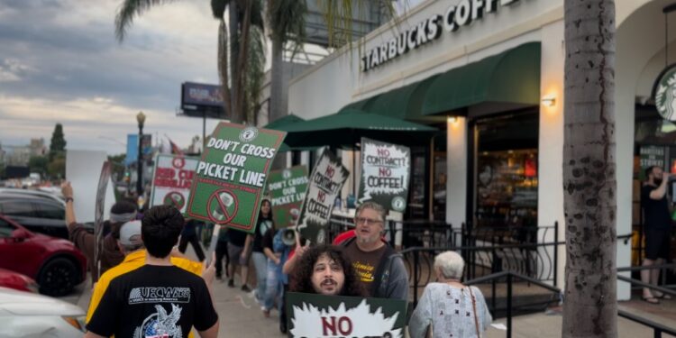 Baristas de Starbucks lanzan huelga nacional “Red Cup Rebellion”