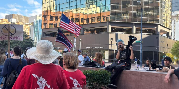 Activistas inconformes por acuerdo que llevó al fin de cierre de gobierno