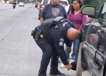 Policías de Tijuana ayudan a familia varada y reciben agradecimiento al 911