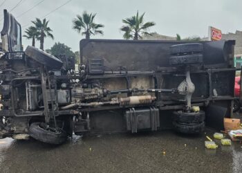 Camión de carga vuelca en el libramiento Rosas Magallón por lluvias