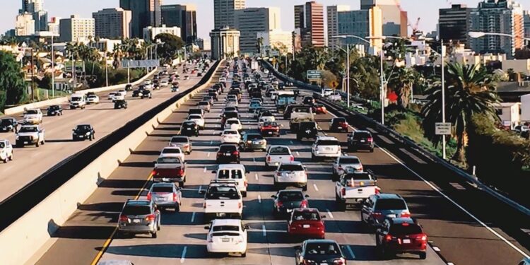 Más de 7 millones de personas estarán viajando por carretera en el Sur de California por el Día de Acción de Gracias