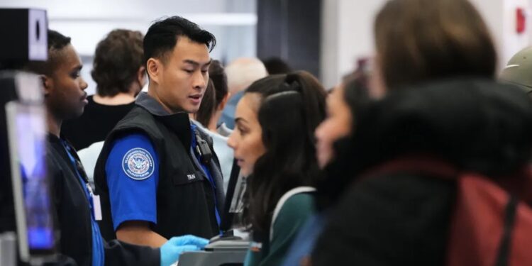 Secretaria de Seguridad Nacional entrega bonos a agentes de TSA.