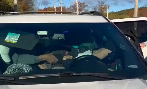 Hombre sufre convulsión durante operativo de ICE en Massachusetts