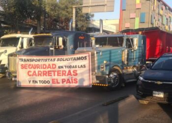 Megabloqueo nacional de transportistas provoca caos en 25 estados de México