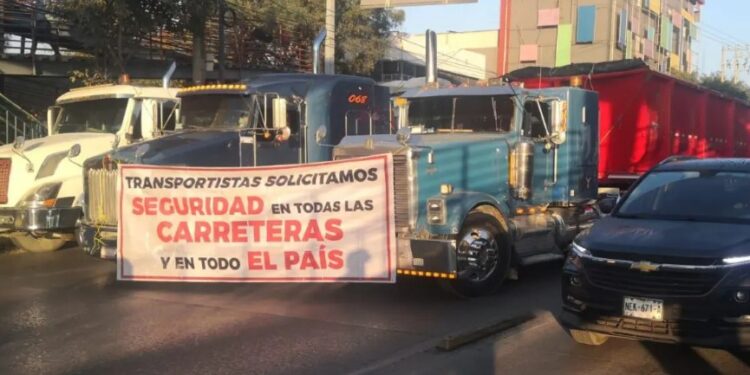 Megabloqueo nacional de transportistas provoca caos en 25 estados de México