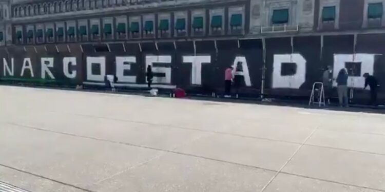 Muro frente a Palacio Nacional termina convertido en un mensaje de protesta