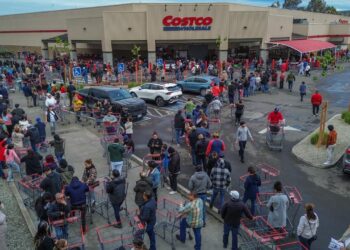 Largas filas en Costco por compras de última hora para la cena de Navidad