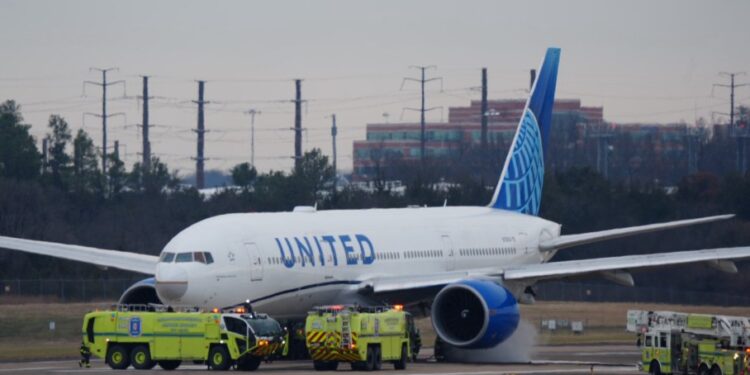 Avión de United pierde un motor tras despegar de Dulles