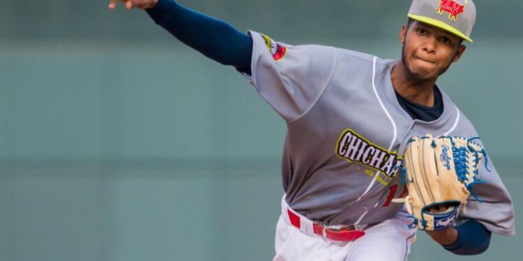 Padres firman por un año al lanzador derecho Daison Acosta