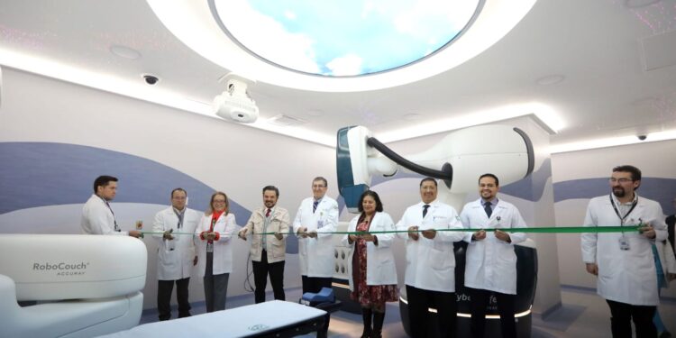 IMSS inaugura CyberKnife, su primer equipo de radiocirugía robótica de alta precisión