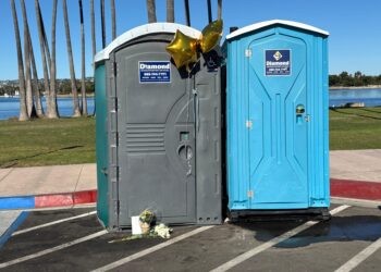 Investigan muerte de un bebé hallado en baño portátil en Mission Bay