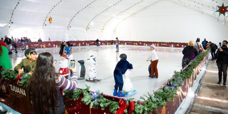 Tijuana inauguró una pista de hielo gratuita en Palacio Municipal
