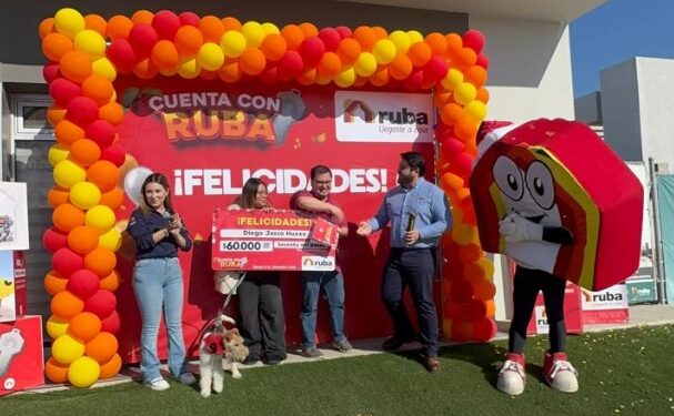 Ruba entrega certificado de 60 mil pesos a ganador en Tijuana