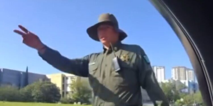 Dan de baja a agente de movilidad tras video de presunto soborno en Tijuana