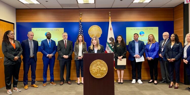 Fiscalía de San Diego devuelve a estudiantes $25 millones recuperados en caso de fraude educativo