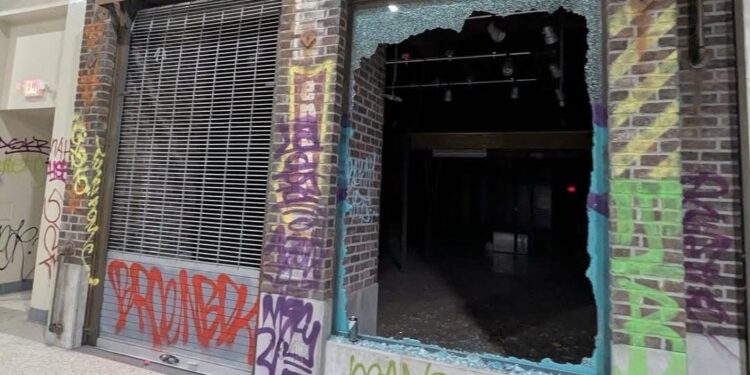 Cientos de llamados de emergencia en un centro comercial abandonado invadido por vándalos