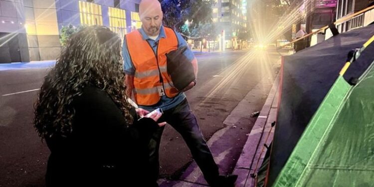 Condado de San Diego convoca voluntarios para conteo de personas sin hogar