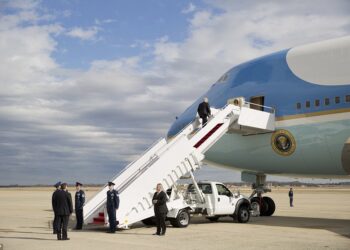 Air Force One de Trump regresa a base por problema eléctrico menor