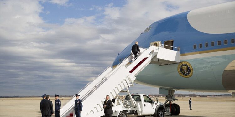 Air Force One de Trump regresa a base por problema eléctrico menor