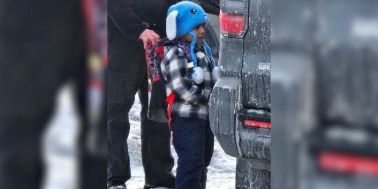 Niño ecuatoriano y su padre detenidos por ICE permanecen detenidos en Texas