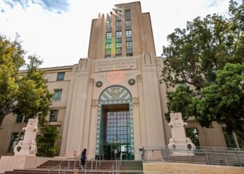 Aprueban ordenanza que prohíbe acceso de agentes migratorios a instalaciones del Condado sin orden judicial