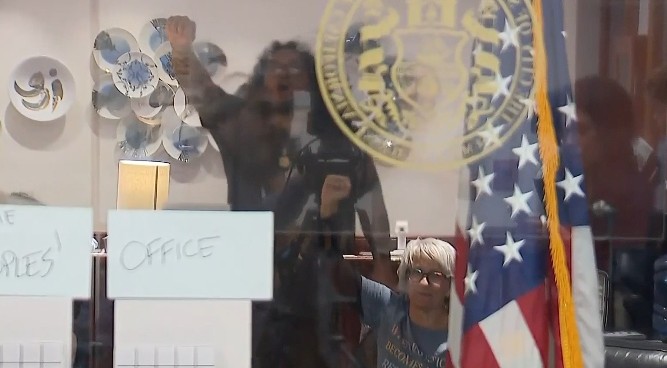 Arrestan a seis manifestantes dentro de la alcaldía de San Diego