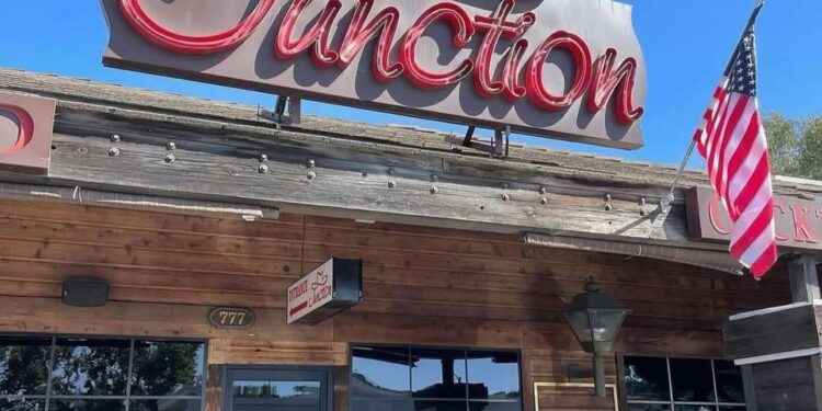 Incendio causa daños por valor de 1.1 millones de dólares en popular restaurante