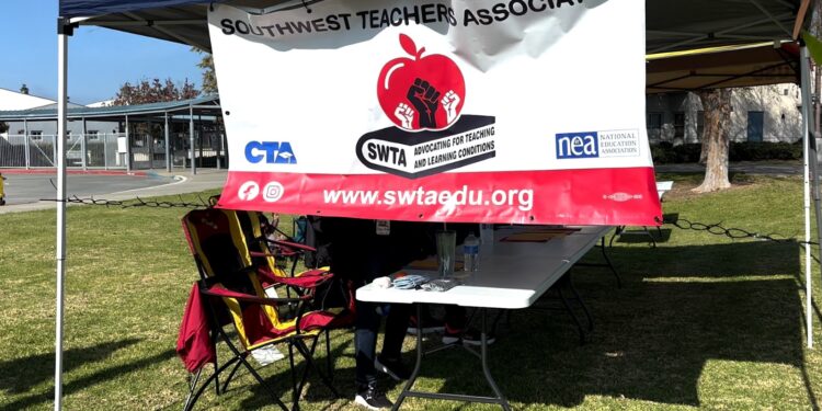 Maestros de Southbay votan para ir huelga tras fracasar negociaciones con el Distrito Escolar