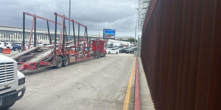 Comenzó el traslado masivo de vehículos decomisados en El Chaparral