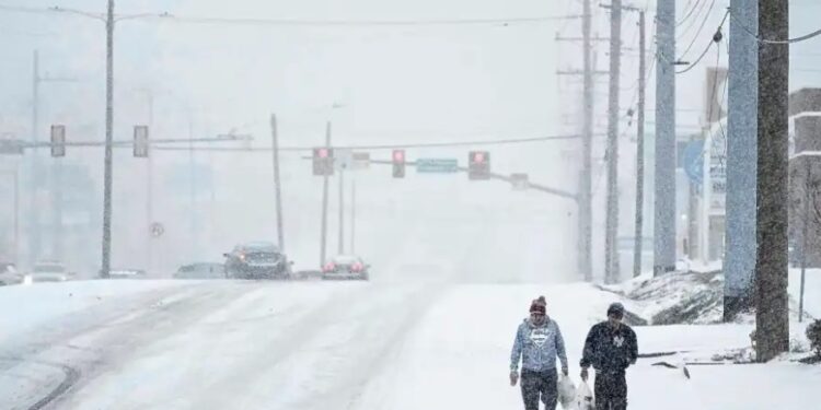 Trump declaró emergencia en 10 estados por tormenta invernal