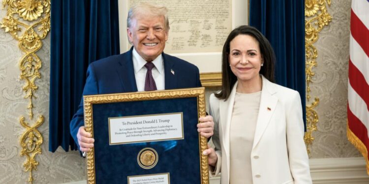 Machado entrega simbólicamente su Nobel de la Paz a Trump en la Casa Blanca