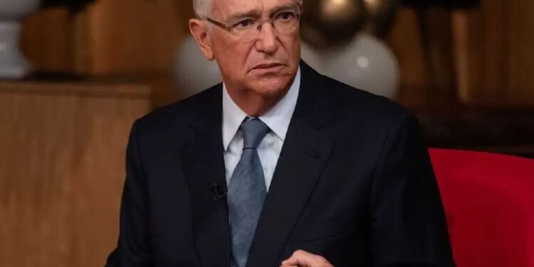 Salinas Pliego negocia adeudo fiscal con el SAT