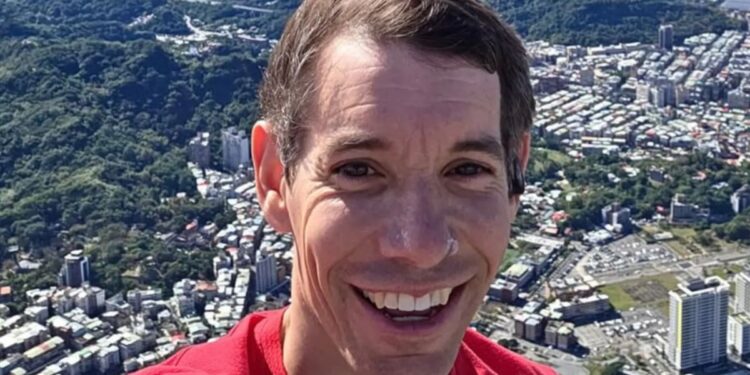 Alex Honnold realiza ascenso extremo en el rascacielos Taipei 101