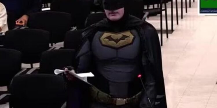 “Batman” reprende a concejo municipal por falta de acción